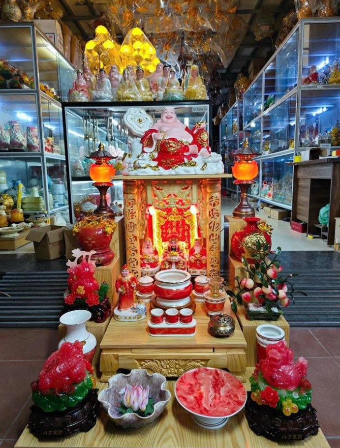 Bàn thờ Thần Tài đục họa tiết tiền tài tấn lộc